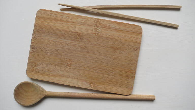 Brettchen, Kochlöffel und Essstäbchen aus Holz