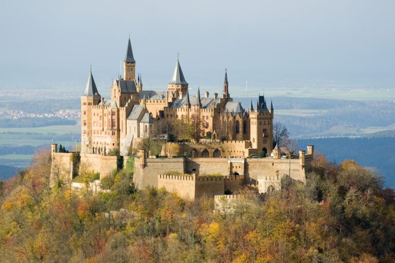 Ob das innovativ wäre? Die Burg Hohenzollern in Baden-Württemberg hat genug Fläche für viele Solarmodule auf dem Dach. (Foto: A. Kniesel | Wiki Commons)