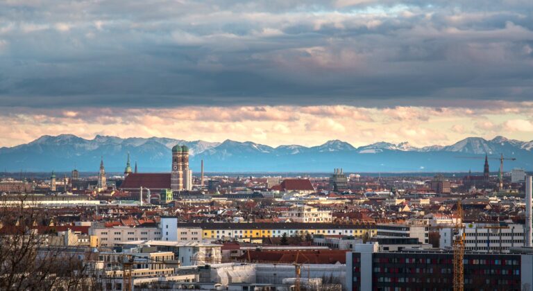 München hat gut 2.156 Sonnenstunden pro Jahr. Für Photovoltaik reicht das allemal! (Foto: designerpoint | Wiki Commons)
