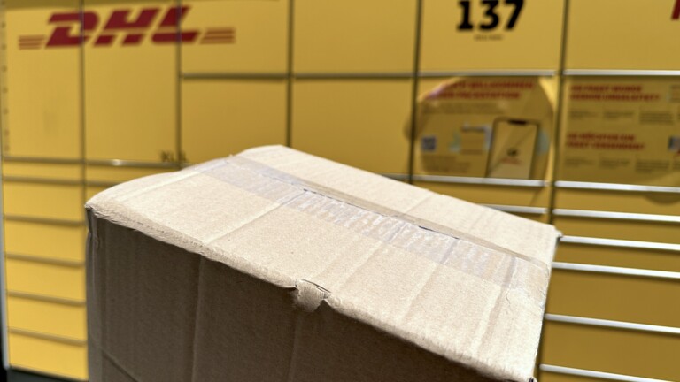 DHL Packstation: So verschickst du Pakete ohne Label und Drucker