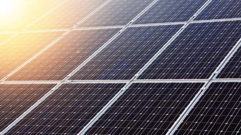 Riesige Solarpaneele - für private BKW sinnlos. (Foto:  Public Domain Pictures / Pixabay)