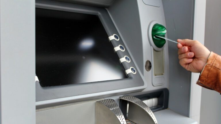 Geld abheben am Automat geht auch ohne Maestro - zumindest im Inland. (Foto: Peggy_Marco / Pixabay)