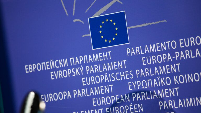 Eine Wand im Presseraum des Europäischen Parlaments (Foto: Pexels)