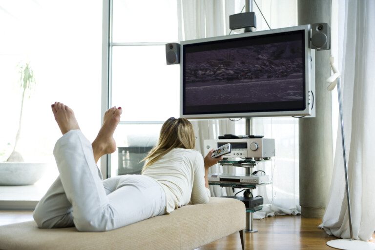Im schlimmsten Fall ist dein Fernseher ein Garantie-Fall. (Foto: Getty Images)