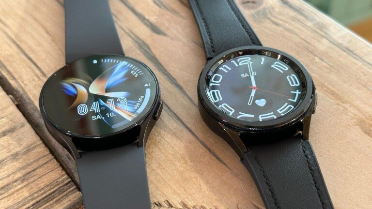 Die beiden neuen Galaxy-Watches mit großem Display. Die Watch6 Classic (rechts) kommt wieder mit drehbarer Lünette.