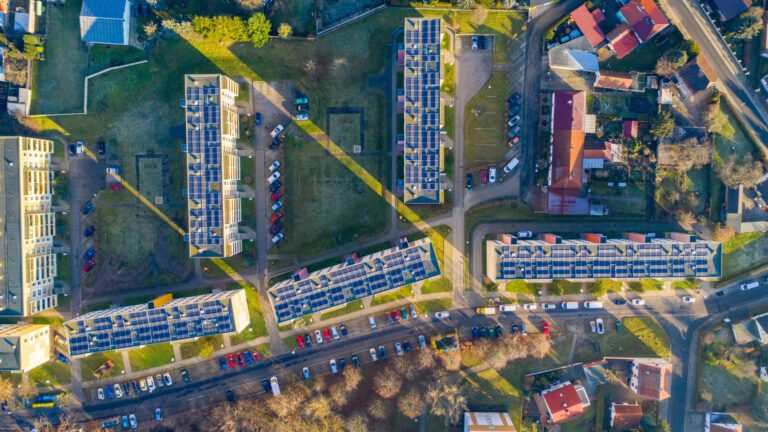 Eine Neubausiedlung mit Photovoltaik auf den Dächern. (Foto: Pixabay)