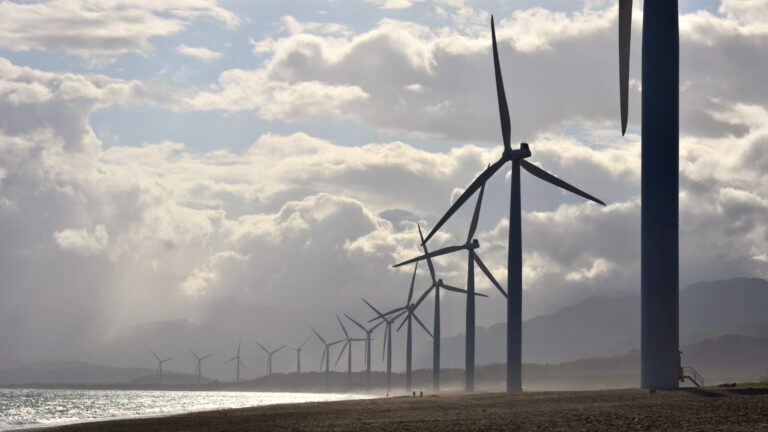 Auch Windkraft ist en vogue. (Foto: Jem Sanchez / Pexels)