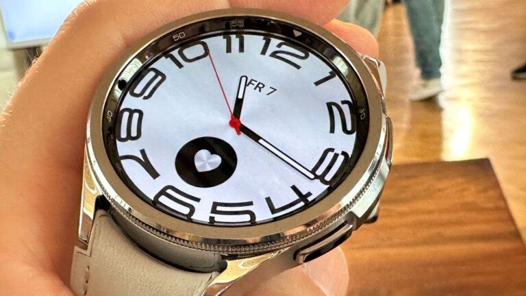 Durch die Lünette wirkt die Galaxy Watch6 Classic edel. (Foto: Jürgen Vielmeier)