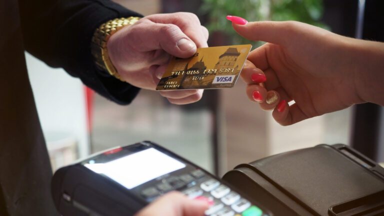 Bargeldloses Bezahlen ist auch mit Kreditkarten möglich - wie hier mit Visa. (Foto: energepic.com / Pexels)