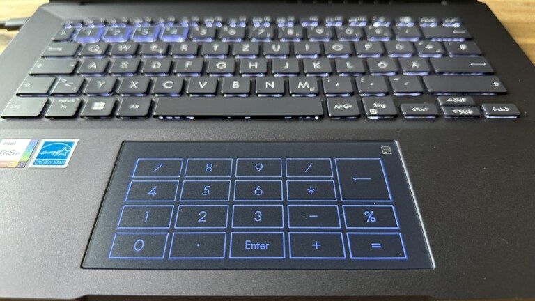 Das Touchpad des ExpertBook B5 (2023) wird auf Knopfdruck zum Nummernblock.