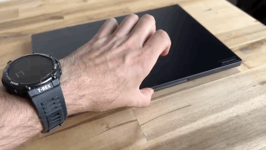 Du kannst das ExpertBook B5 (2023) mit einer Hand öffnen.