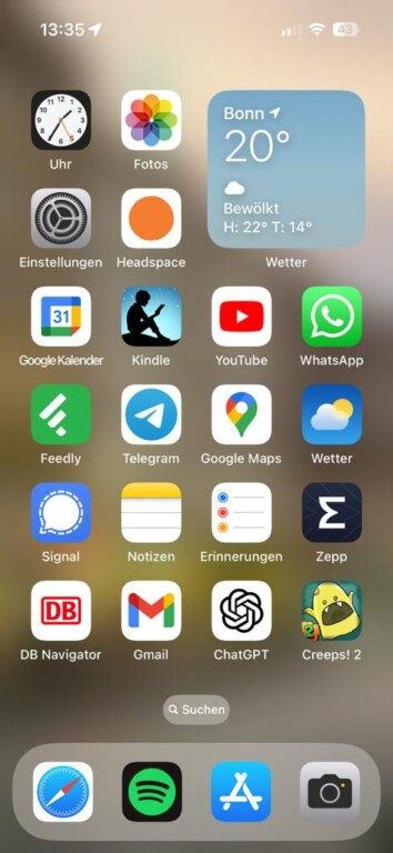 Standardmäßig ist kein Such-Schlitz auf einem iPhone-Homescreen. Du kannst aber einen hinzufügen. Wische von links nach rechts, um auf den Widget-Screen zu gelangen.