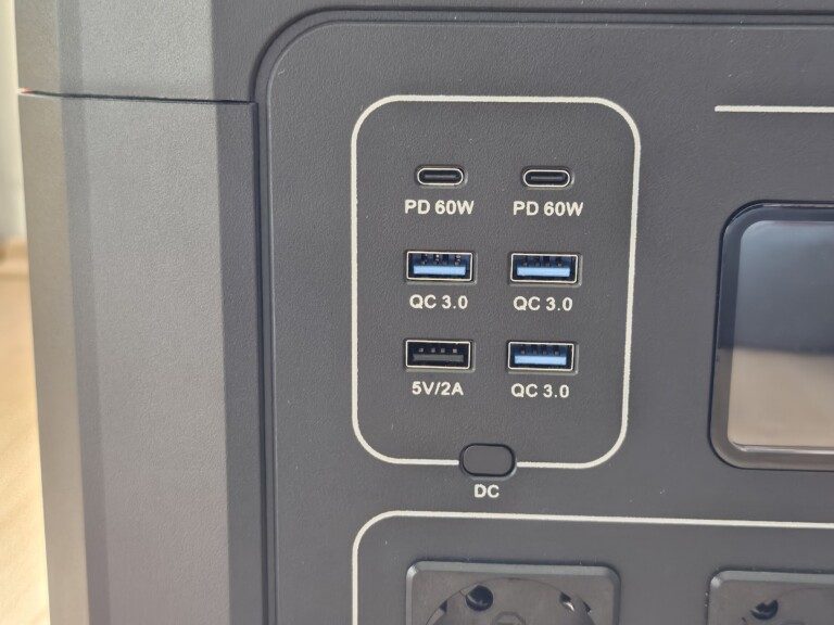 Gleich 6 USB-Anschlüsse gibt es; der DC-Einschaltknopf hat leider keine Kontrollleuchte.