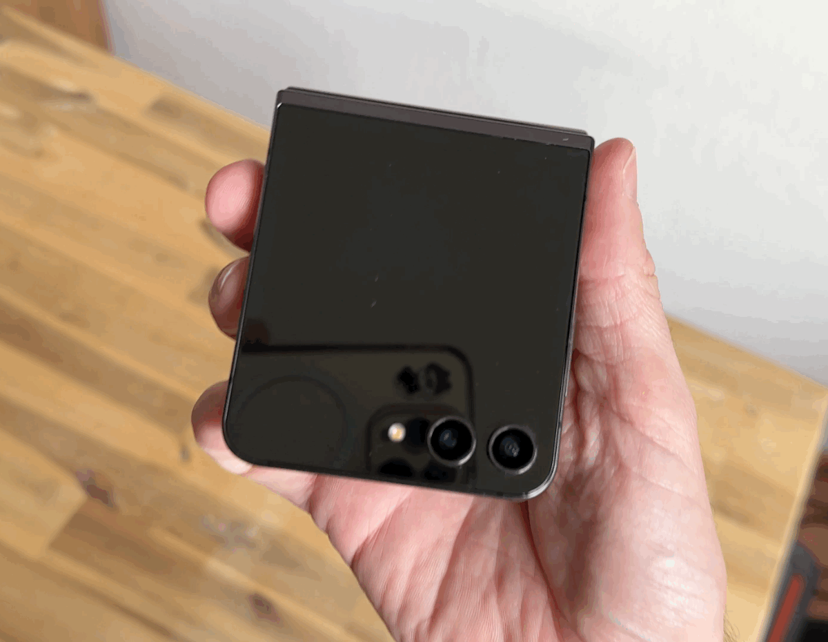 Galaxy Z Flip5: Aufklappen des Geräts mit einer Hand
