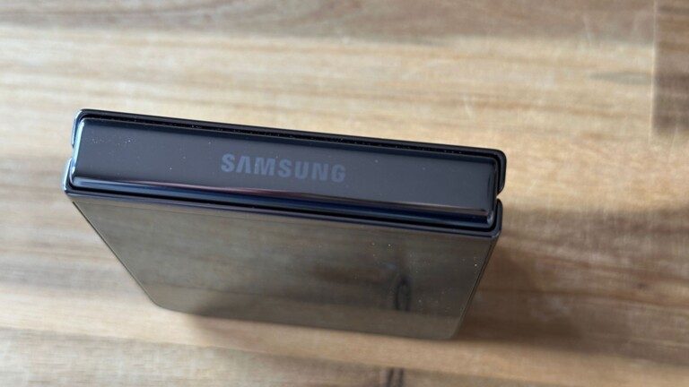 Scharnier des Galaxy Z Flip5: Funktioniert reibungslos, es sammelt sich hier nur ein wenig Staub.