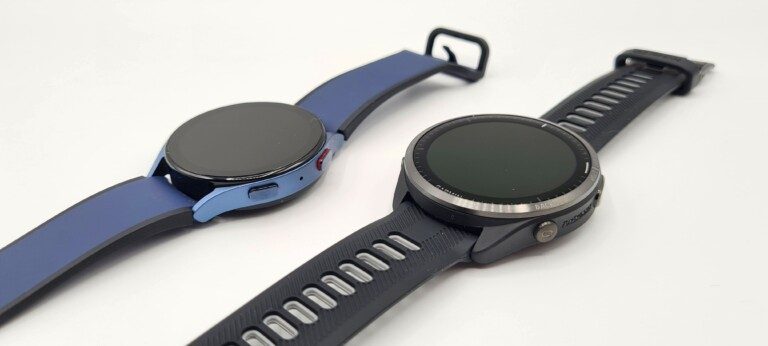 Hier im Vergleich mit der Samsung Galaxy Watch5 - die Ansätze beider Uhren könnten nicht unterschiedlicher sein. (Foto: Sven Wernicke)