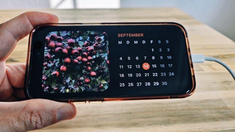 iPhone Standby kann dir ein Bild aus deiner Mediathek und dazu deinen Kalender anzeigen. Die Widgets kannst du austauschen. (Bild: Jürgen Vielmeier)