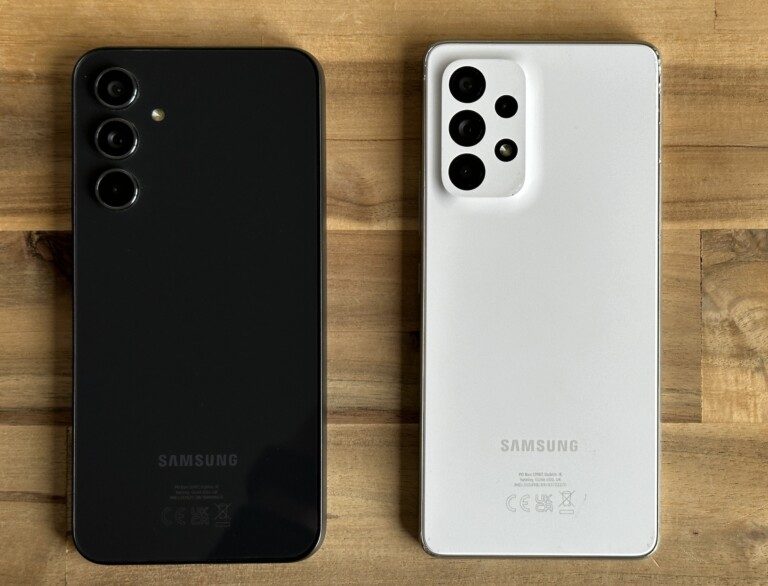 Das Galaxy A54 ganz in Schwarz und das A53 in weiß. Beide Geräte gibt es natürlich auch in anderen Farben.