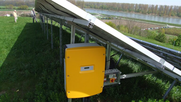 Auch große Solaranlagen kommen nicht ohne Wechselrichter aus. (Foto: Wiki Commons / Claus Ableiter)
