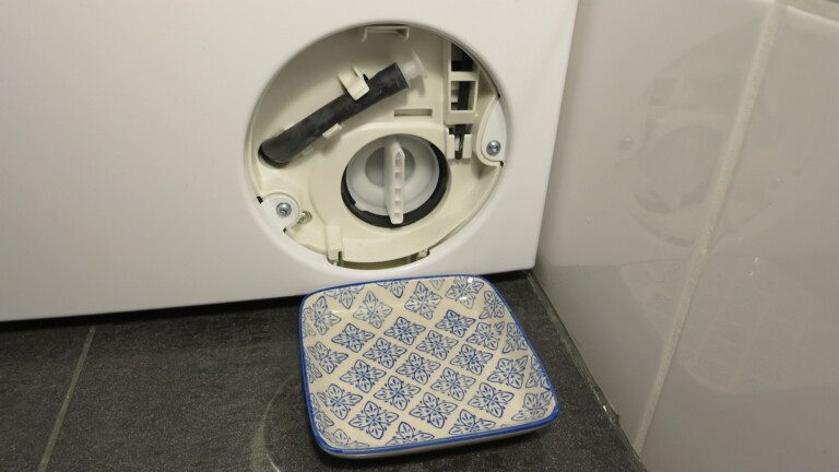 Waschmaschine mit Schale vor Flusensieb