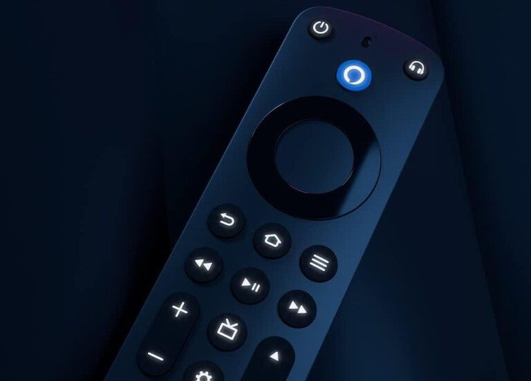 Aktuelle Fernbedienung für den Fire TV besitzen die blaue Alexa-Taste. (Foto: Amazon)