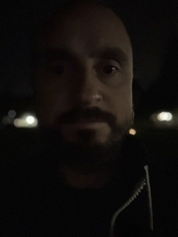 iPhone 15 Pro Nacht Selfie Portrait