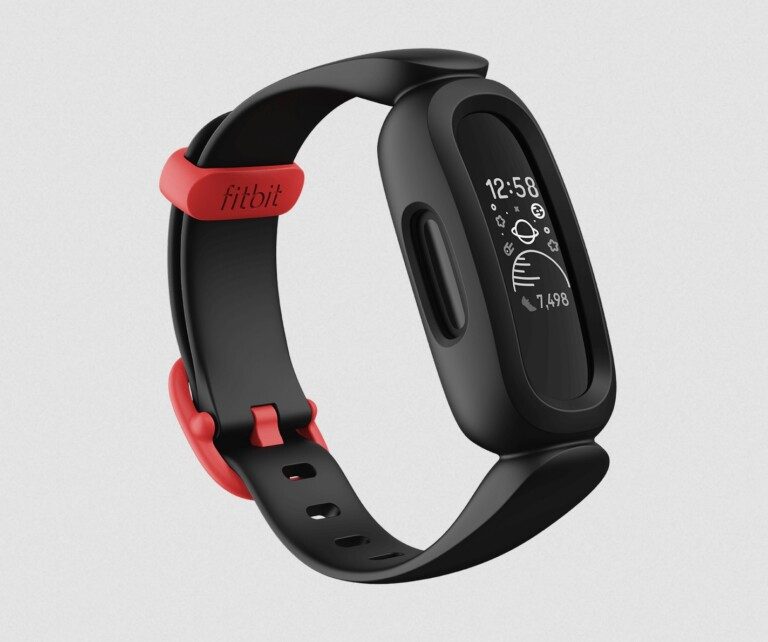 Die Fitbit Ace 3 ist mehr ein Activity-Tracker, der aber alle Funktionen einer Smartwatch mitbringt. (Foto: Fitbit)