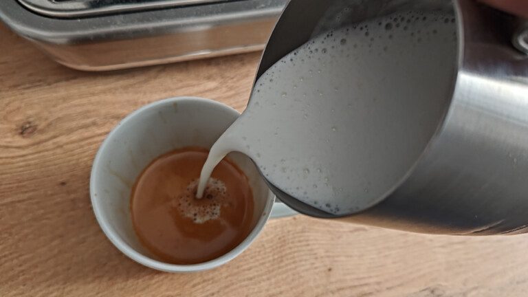 Espresso mit Milch und Milchschaum