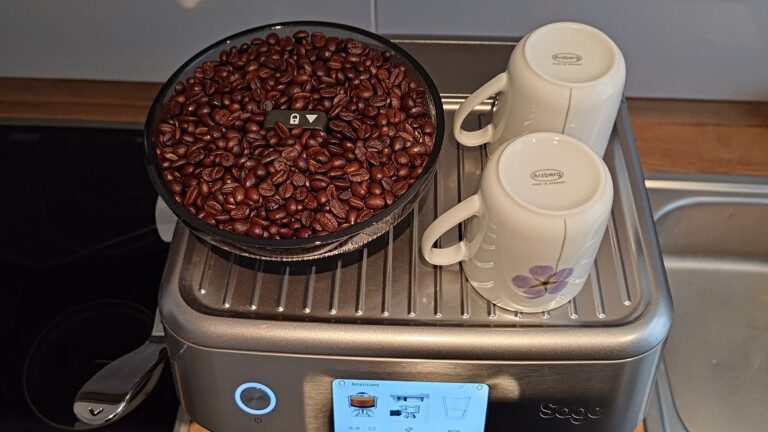 Kaffeebohnen in der Siebträgermaschine Sage the Barista Touch Impress