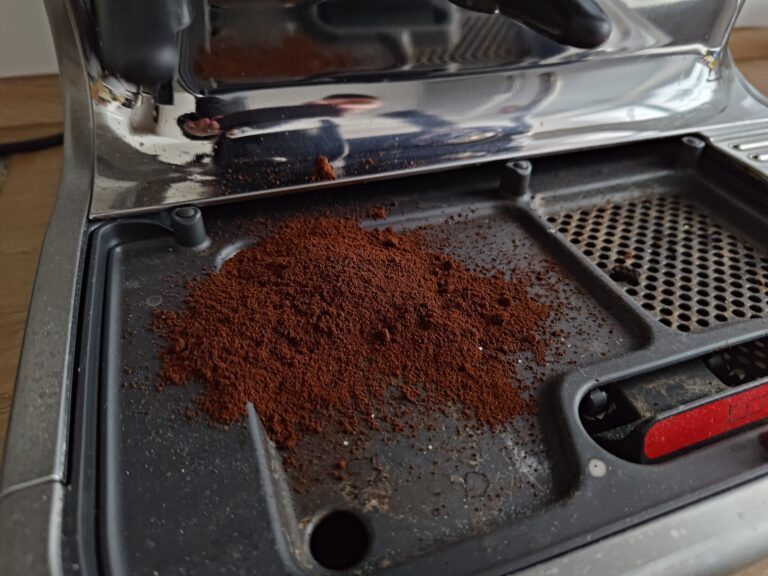 Siebtraegermaschine reinigen Ablaufschale Kaffeemehl innen