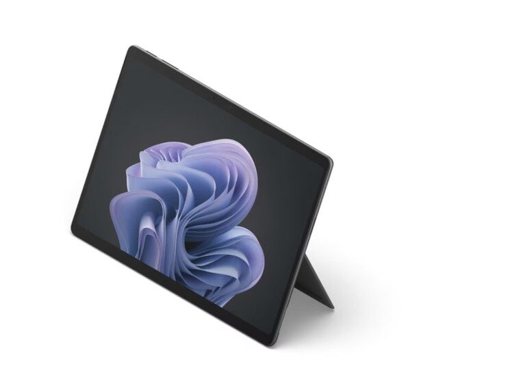 Das Surface 10 Pro ist erneut überaus kompakt und leicht. (Foto: Microsoft)