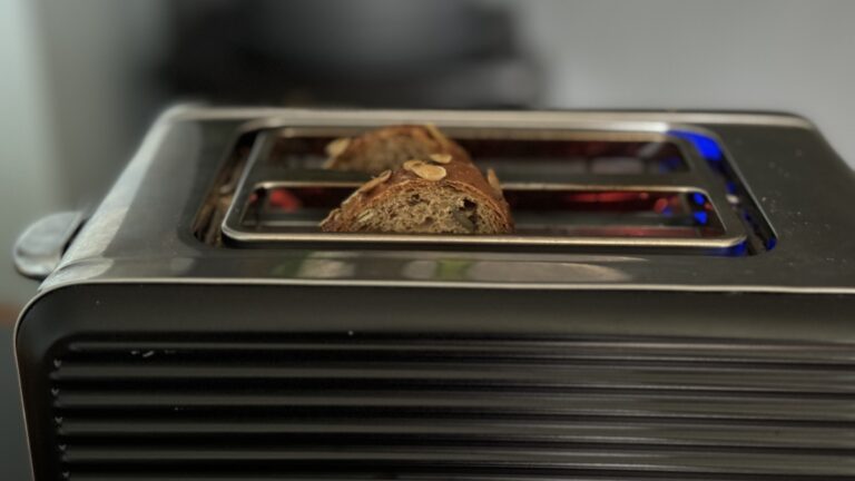 Zwei Schlitz Toaster Brot