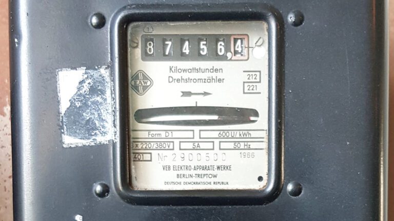 Analoger Stromzähler aus dem VEB Elektro-Apparate-Werke Berlin-Treptow